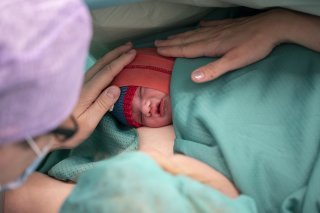 Le Conseil fédéral veut corriger les différences de traitement au sein du régime des APG, notamment en cas d'hospitalisation de la mère après un accouchement (image d'illustration). KEYSTONE/GAETAN BALLY